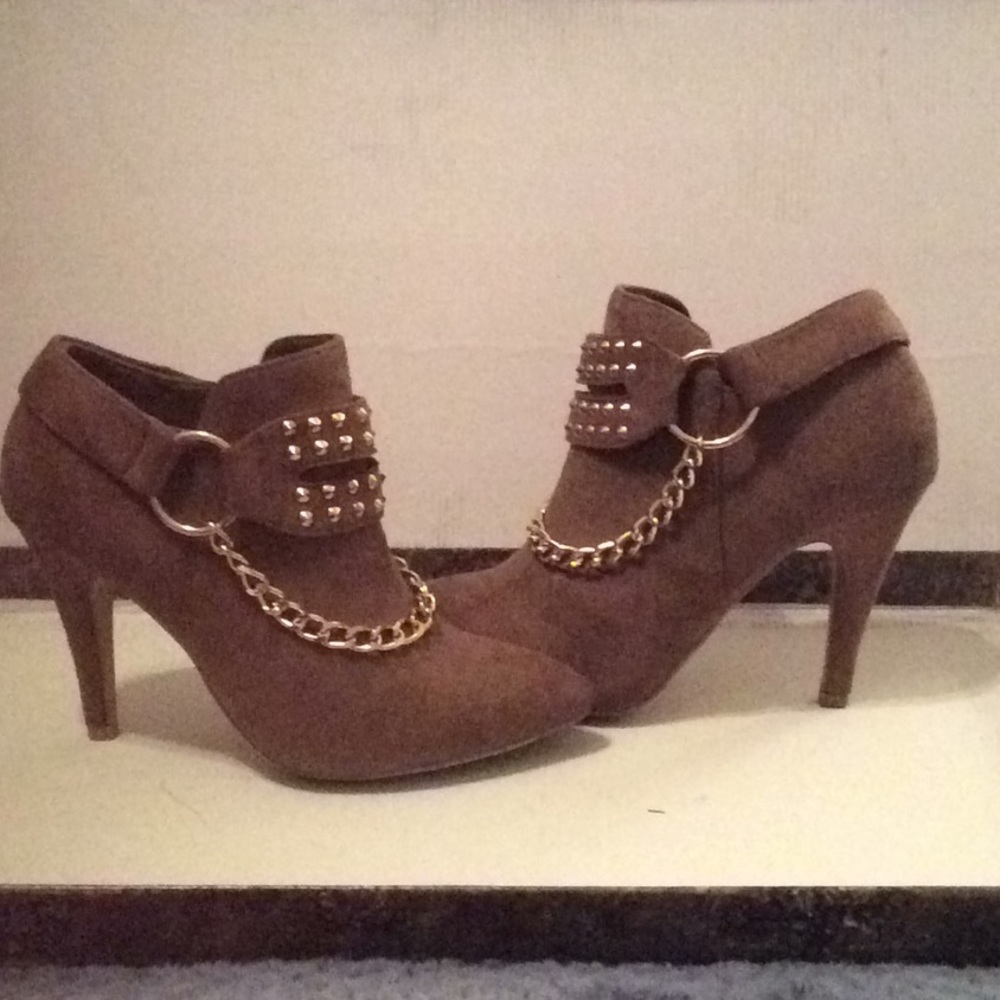 Stylish Tan Booties - Picture 2 of 4